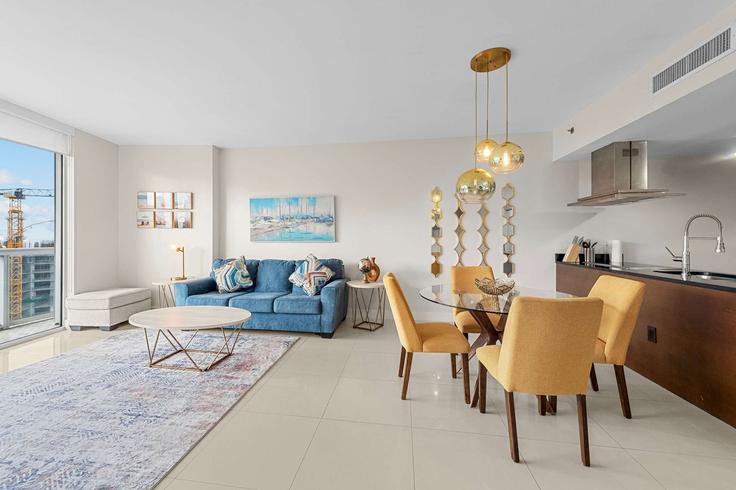 Salle de séjour élégante avec mobilier moderne dans un appartement à Building Brickell Avenue - ilios-rentals - 1359867 à Miami, Miami Salle de séjour élégante avec mobilier moderne dans un appartement à Building Brickell Avenue - ilios-rentals - 1359867 à Miami, Miami