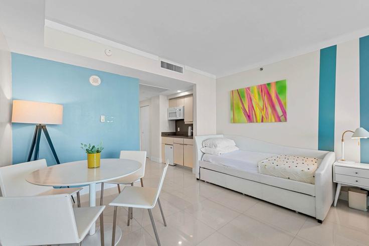 Miami MiamiのBuilding McFarlane Road - ilios-rentals - 1419541のアパートメントにある、モダンな家具を備えたエレガントなデザインのリビングルーム Miami MiamiのBuilding McFarlane Road - ilios-rentals - 1419541のアパートメントにある、モダンな家具を備えたエレガントなデザインのリビングルーム