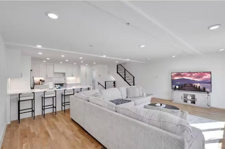 Sala de estar elegantemente projetada com móveis modernos em um apartamento no Building San Jacinto Street - ilios-rentals - 1532686 em Dallas, Dallas Sala de estar elegantemente projetada com móveis modernos em um apartamento no Building San Jacinto Street - ilios-rentals - 1532686 em Dallas, Dallas