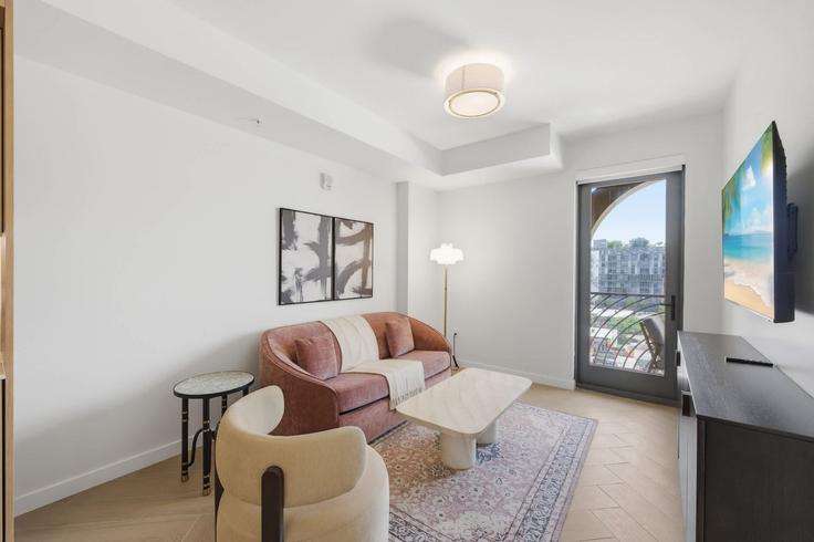 Salle de séjour élégante avec mobilier moderne dans un appartement à Building Northwest 2nd Avenue - ilios-rentals - 1559810 à Miami, Miami Salle de séjour élégante avec mobilier moderne dans un appartement à Building Northwest 2nd Avenue - ilios-rentals - 1559810 à Miami, Miami