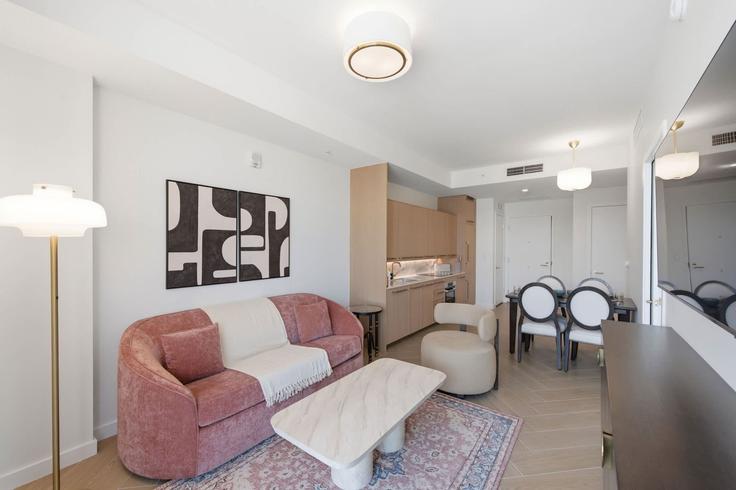 Elegant gestaltetes Wohnzimmer mit moderner Einrichtung in einer Wohnung im Building Northwest 2nd Avenue - ilios-rentals - 1559813 in Miami, Miami Elegant gestaltetes Wohnzimmer mit moderner Einrichtung in einer Wohnung im Building Northwest 2nd Avenue - ilios-rentals - 1559813 in Miami, Miami
