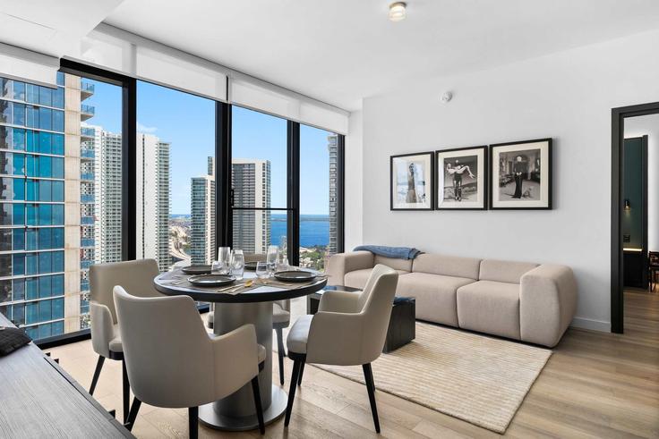 Elegant gestaltetes Wohnzimmer mit moderner Einrichtung in einer Wohnung im Building Northeast 11th Street - ilios-rentals - 1579681 in Miami, Miami