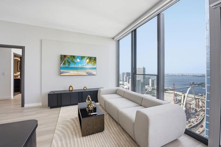 Elegante sala de estar con mobiliario moderno en un apartamento en Building Northeast 11th Street - ilios-rentals - 1579685 en Miami, Miami