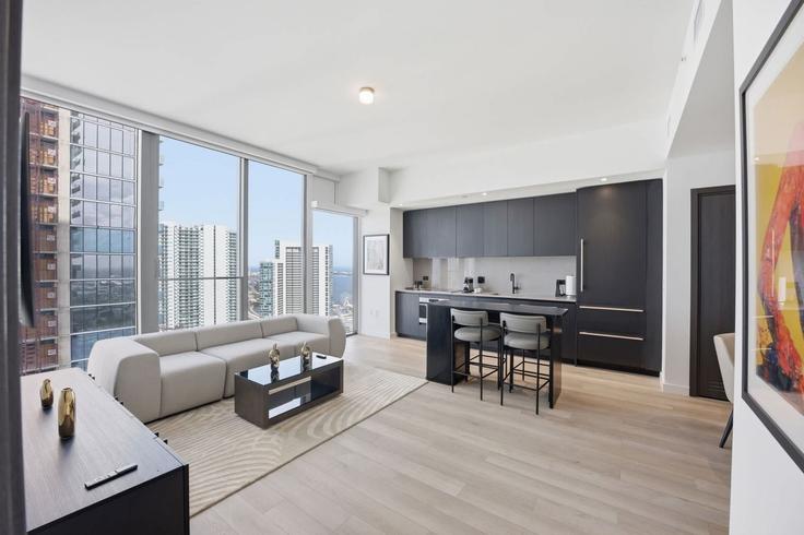 Building Northeast 11th Street - ilios-rentals - 1579685 adresindeki bir dairede modern mobilyalarla zarif bir şekilde tasarlanmış oturma odası Miami, Miami