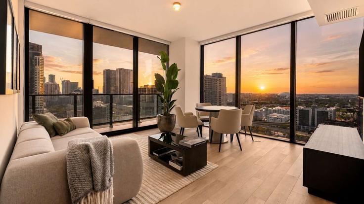 Elegante sala de estar con mobiliario moderno en un apartamento en Building Northeast 11th Street - ilios-rentals - 1579692 en Miami, Miami Elegante sala de estar con mobiliario moderno en un apartamento en Building Northeast 11th Street - ilios-rentals - 1579692 en Miami, Miami