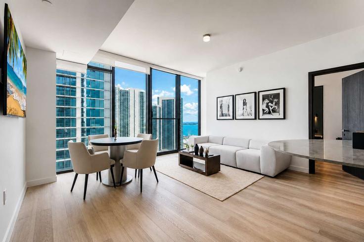Salle de séjour élégante avec mobilier moderne dans un appartement à Building Northeast 11th Street - ilios-rentals - 1592933 à Miami, Miami Salle de séjour élégante avec mobilier moderne dans un appartement à Building Northeast 11th Street - ilios-rentals - 1592933 à Miami, Miami