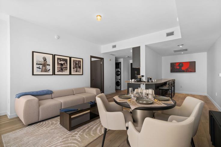 Salle de séjour élégante avec mobilier moderne dans un appartement à Building Northeast 11th Street - ilios-rentals - 1579681 à Miami, Miami Salle de séjour élégante avec mobilier moderne dans un appartement à Building Northeast 11th Street - ilios-rentals - 1579681 à Miami, Miami