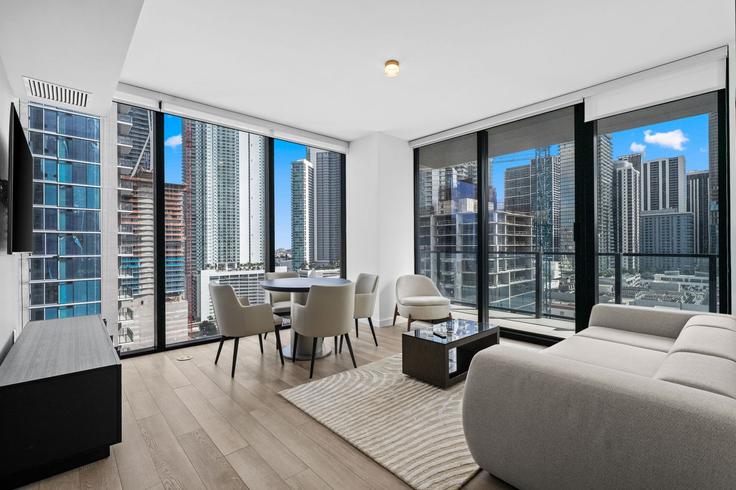 Elegant gestaltetes Wohnzimmer mit moderner Einrichtung in einer Wohnung im Building Northeast 11th Street - ilios-rentals - 1592950 in Miami, Miami Elegant gestaltetes Wohnzimmer mit moderner Einrichtung in einer Wohnung im Building Northeast 11th Street - ilios-rentals - 1592950 in Miami, Miami