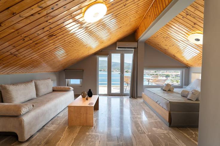 Elegante sala de estar con mobiliario moderno en un apartamento en Building Menelaou - imberal - 1459562 en Loutra Elenis, Corinthia