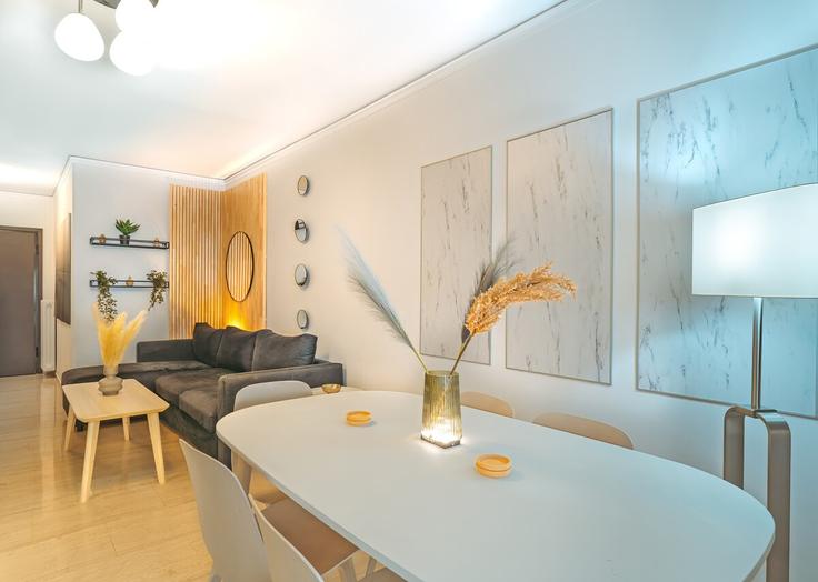 Elegante sala de estar con mobiliario moderno en un apartamento en Building Igglesi - imberal - 1459559 en Central Athens, Athens Elegante sala de estar con mobiliario moderno en un apartamento en Building Igglesi - imberal - 1459559 en Central Athens, Athens