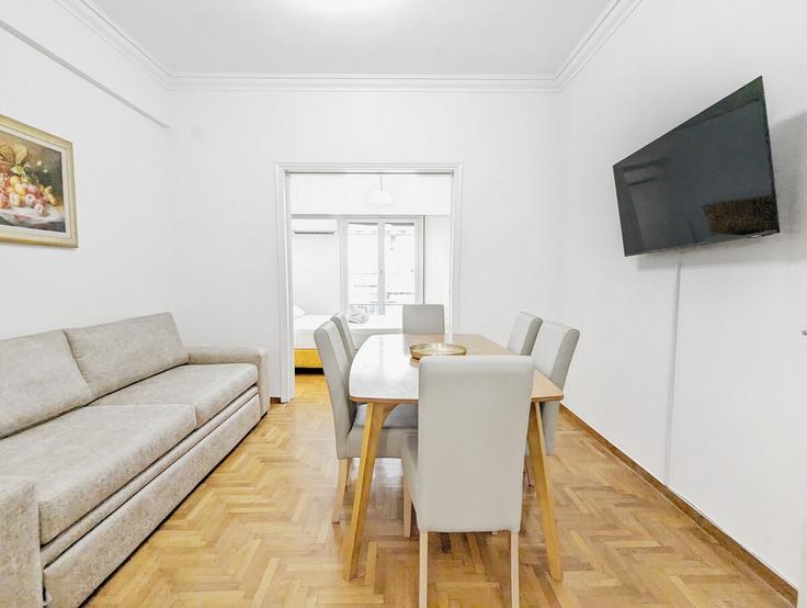 Elegant gestaltetes Wohnzimmer mit moderner Einrichtung in einer Wohnung im Building Derigni - incobroker - 1364975 in Central Athens, Athens Elegant gestaltetes Wohnzimmer mit moderner Einrichtung in einer Wohnung im Building Derigni - incobroker - 1364975 in Central Athens, Athens
