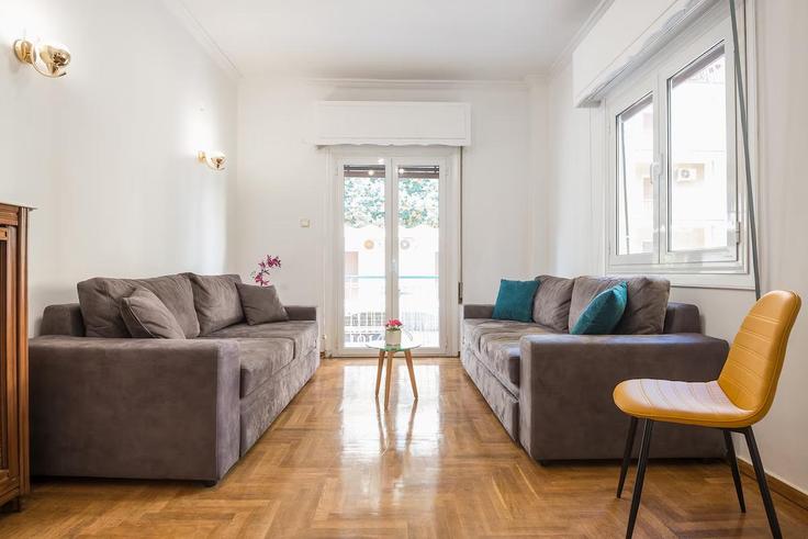 Elegant gestaltetes Wohnzimmer mit moderner Einrichtung in einer Wohnung im Building Monis Prodromou - incobroker - 1365015 in Central Athens, Athens Elegant gestaltetes Wohnzimmer mit moderner Einrichtung in einer Wohnung im Building Monis Prodromou - incobroker - 1365015 in Central Athens, Athens