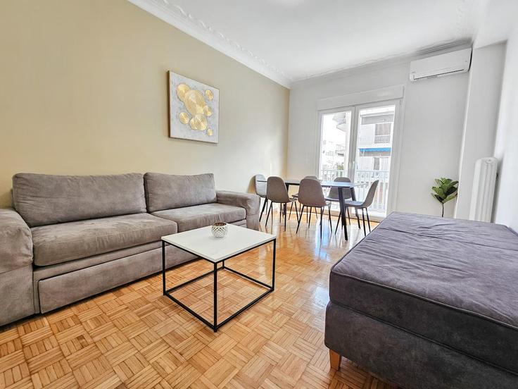 Central Athens, Athens 소재 Building Akominatou - incobroker - 1364997 유닛에 마련된, 현대적인 가구로 꾸며진 우아한 디자인의 거실 Central Athens, Athens 소재 Building Akominatou - incobroker - 1364997 유닛에 마련된, 현대적인 가구로 꾸며진 우아한 디자인의 거실