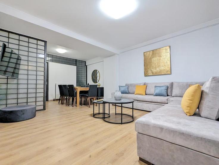 Salle de séjour élégante avec mobilier moderne dans un appartement à Building Fokionos - incobroker - 1365010 à Central Athens, Athens