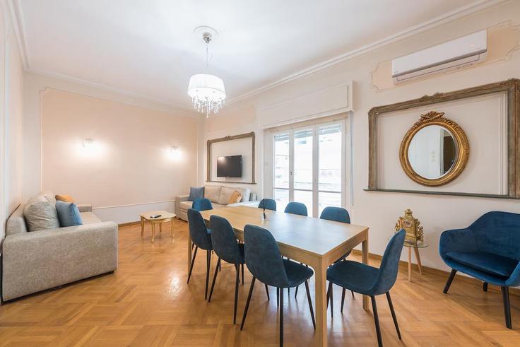 Elegante sala de estar con mobiliario moderno en un apartamento en Building Akarnanias - incobroker - 1364981 en Central Athens, Athens Elegante sala de estar con mobiliario moderno en un apartamento en Building Akarnanias - incobroker - 1364981 en Central Athens, Athens
