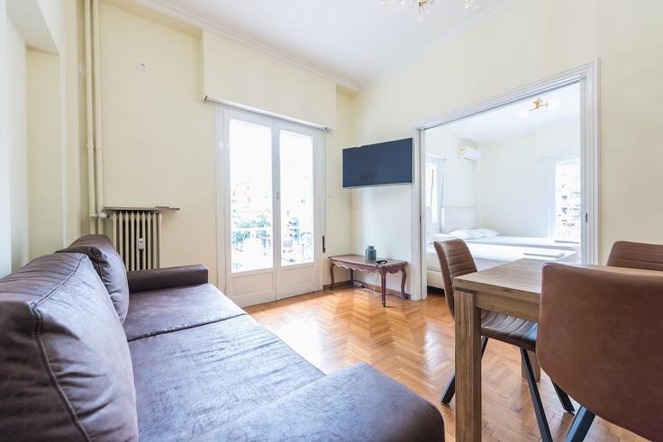 Elegant gestaltetes Wohnzimmer mit moderner Einrichtung in einer Wohnung im Building Ioulianou - incobroker - 1365016 in Central Athens, Athens Elegant gestaltetes Wohnzimmer mit moderner Einrichtung in einer Wohnung im Building Ioulianou - incobroker - 1365016 in Central Athens, Athens