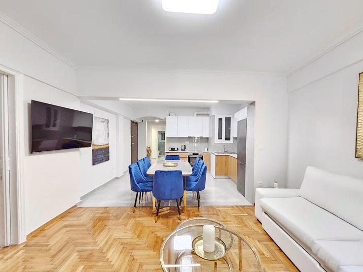 Salle de séjour élégante avec mobilier moderne dans un appartement à Building Neofitou Metaxa - incobroker - 1364979 à Central Athens, Athens
