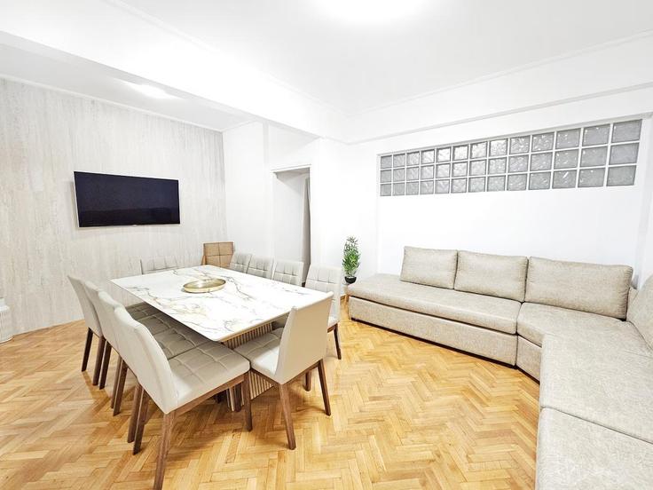 Salle de séjour élégante avec mobilier moderne dans un appartement à Building Chevden - incobroker - 1364978 à Central Athens, Athens
