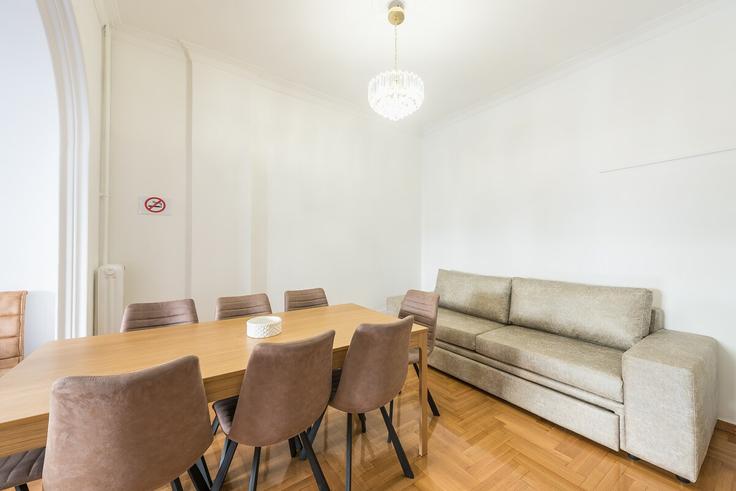 Elegante sala de estar con mobiliario moderno en un apartamento en Building 3is Septemvriou - incobroker - 1364971 en Central Athens, Athens