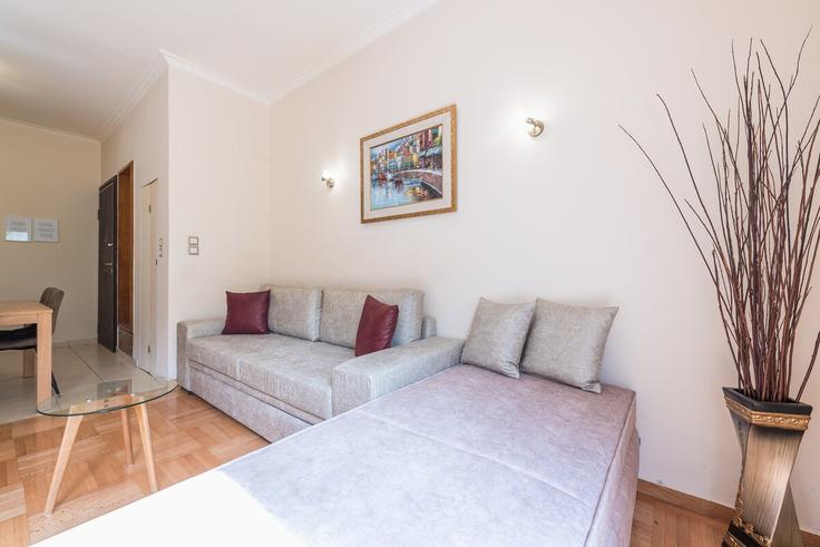Building 3is Septemvriou - incobroker - 1364986 adresindeki bir dairede modern mobilyalarla zarif bir şekilde tasarlanmış oturma odası Central Athens, Athens
