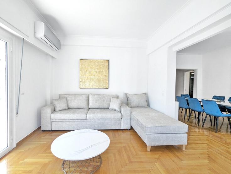 Salle de séjour élégante avec mobilier moderne dans un appartement à Building Pellinis - incobroker - 1364990 à Central Athens, Athens