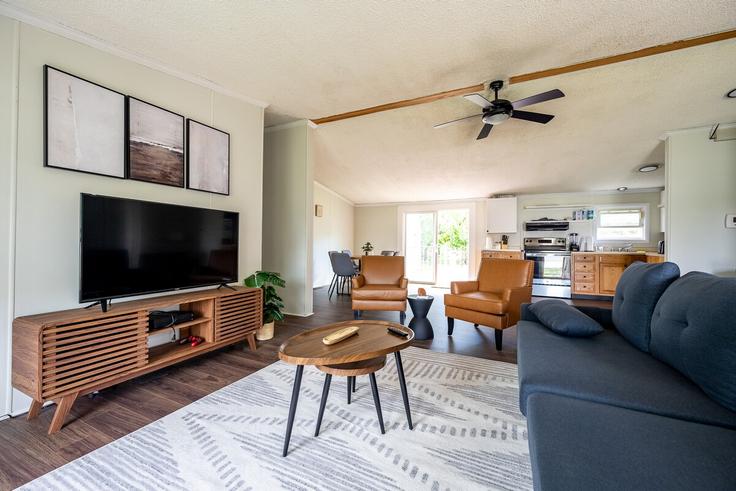 Elegante sala de estar con mobiliario moderno en un apartamento en Building South 10th Street - indiana-temporary-housing - 1371900 en Terre Haute, Terre Haute