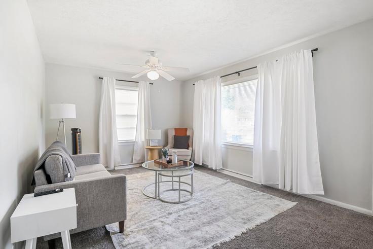 Elegante sala de estar con mobiliario moderno en un apartamento en Building College Avenue - indiana-temporary-housing - 1371894 en Terre Haute, Terre Haute