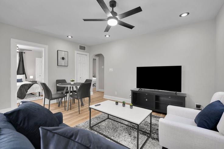 Evansville, Evansville 소재 Building Maxwell Avenue - indiana-temporary-housing - 1371897 유닛에 마련된, 현대적인 가구로 꾸며진 우아한 디자인의 거실 Evansville, Evansville 소재 Building Maxwell Avenue - indiana-temporary-housing - 1371897 유닛에 마련된, 현대적인 가구로 꾸며진 우아한 디자인의 거실