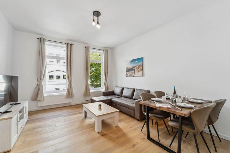 Elegante sala de estar con mobiliario moderno en un apartamento en Building Rheinstraße - infinity-stay - 1323882 en Wilhelmshaven, Wilhelmshaven Elegante sala de estar con mobiliario moderno en un apartamento en Building Rheinstraße - infinity-stay - 1323882 en Wilhelmshaven, Wilhelmshaven