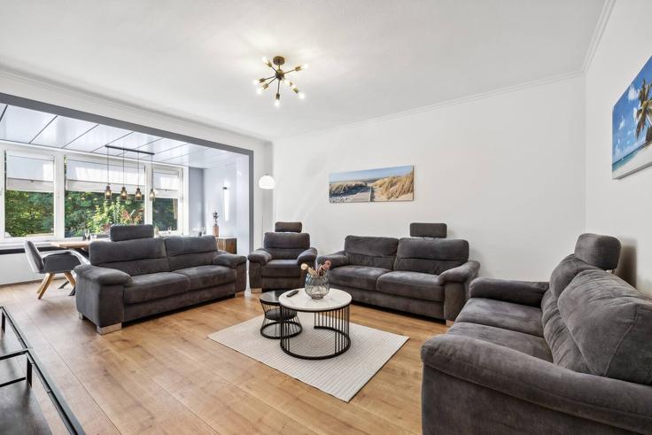 Building Bismarckstraße - infinity-stay - 1323861 adresindeki bir dairede modern mobilyalarla zarif bir şekilde tasarlanmış oturma odası Wilhelmshaven, Wilhelmshaven