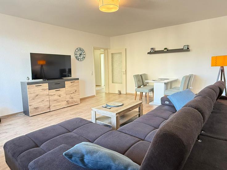 Salle de séjour élégante avec mobilier moderne dans un appartement à Building Gökerstraße - infinity-stay - 1494744 à Wilhelmshaven, Wilhelmshaven