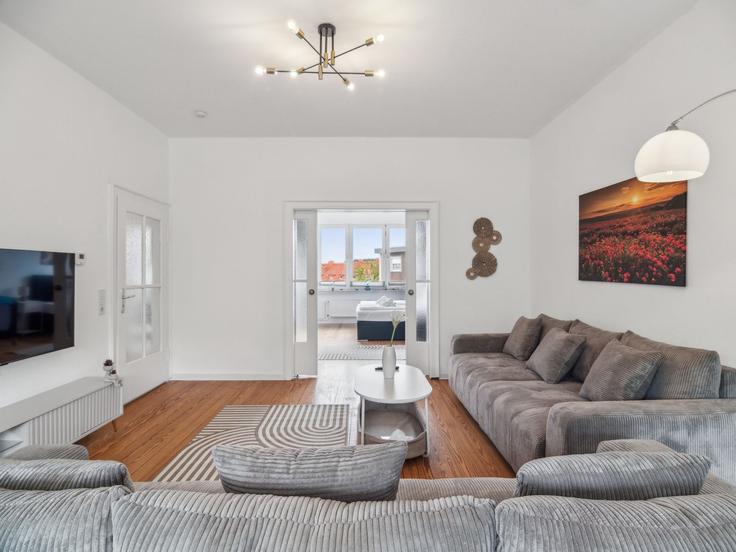 Sala de estar elegantemente projetada com móveis modernos em um apartamento no Building Bismarckstraße - infinity-stay - 1323860 em Wilhelmshaven, Wilhelmshaven Sala de estar elegantemente projetada com móveis modernos em um apartamento no Building Bismarckstraße - infinity-stay - 1323860 em Wilhelmshaven, Wilhelmshaven
