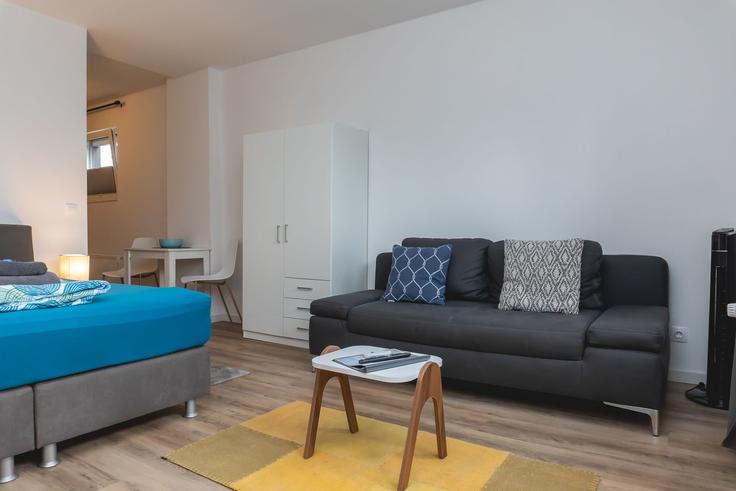 Salle de séjour élégante avec mobilier moderne dans un appartement à Building Schopenhauerstraße - infinity-stay - 1494756 à Wilhelmshaven, Wilhelmshaven