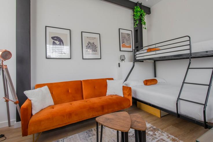 Sala de estar elegantemente projetada com móveis modernos em um apartamento no Building Calle de Almansa - inpai-homes - 1531833 em Moncloa - Aravaca, Madrid Sala de estar elegantemente projetada com móveis modernos em um apartamento no Building Calle de Almansa - inpai-homes - 1531833 em Moncloa - Aravaca, Madrid