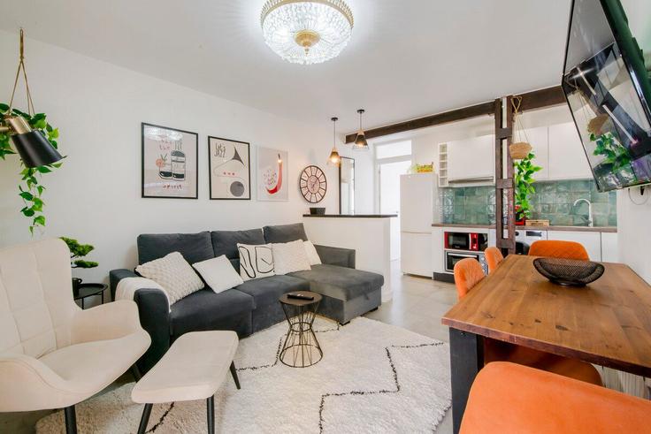 Salle de séjour élégante avec mobilier moderne dans un appartement à Building Paseo de la Dirección - inpai-homes - 1531834 à Tetuán, Madrid