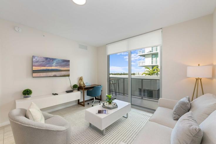 Elegante sala de estar con mobiliario moderno en un apartamento en Building Northeast 35th Street - ionica - 1028805 - MIA en Miami, Miami