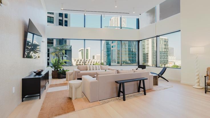 Salle de séjour élégante avec mobilier moderne dans un appartement à Building Northeast 2nd Street - ionica - 1464974 à Miami, Miami