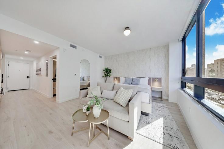 Elegante sala de estar con mobiliario moderno en un apartamento en Building Northeast 2nd Street - ionica - 1404719 en Miami, Miami Elegante sala de estar con mobiliario moderno en un apartamento en Building Northeast 2nd Street - ionica - 1404719 en Miami, Miami