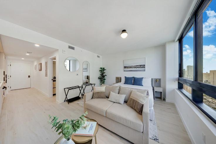 Elegant gestaltetes Wohnzimmer mit moderner Einrichtung in einer Wohnung im Building North Miami Avenue - ionica - 1473314 in Miami, Miami