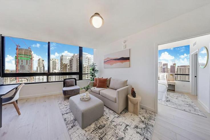 Miami MiamiのBuilding Northwest 2nd Street - ionica - 1495835のアパートメントにある、モダンな家具を備えたエレガントなデザインのリビングルーム