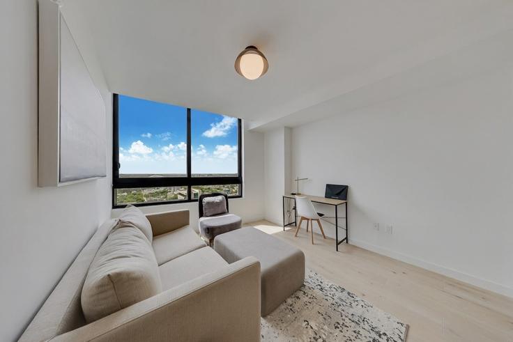Miami, Miami에 위치한 Building Northwest 2nd Street - ionica - 1542245 유닛의 세련된 인테리어가 돋보이는 거실 Miami, Miami에 위치한 Building Northwest 2nd Street - ionica - 1542245 유닛의 세련된 인테리어가 돋보이는 거실