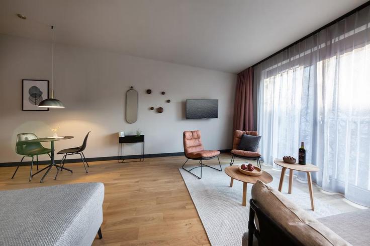 Hamburg HamburgのBuilding Heckscherstraße - ipartment - 1037430のアパートメントにある、モダンな家具を備えたエレガントなデザインのリビングルーム