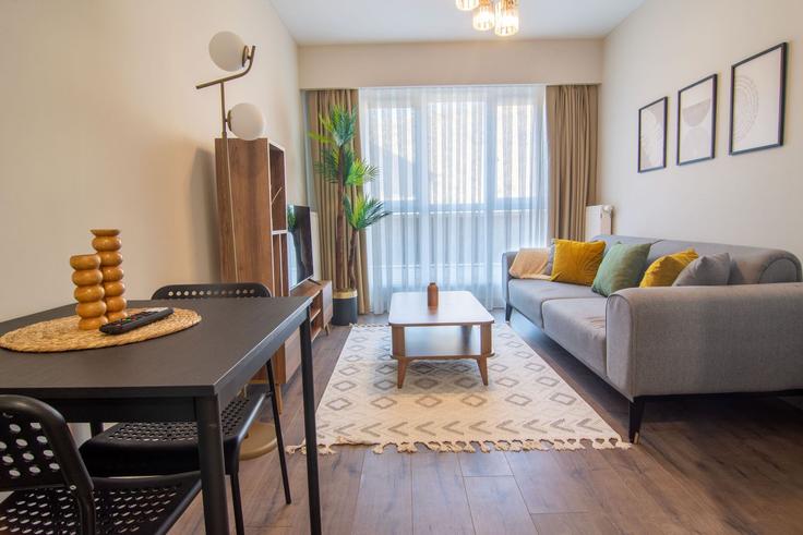 Salle de séjour élégante avec mobilier moderne dans un appartement à Building Başak - ipmhomes - 1335783 à Başakşehir, İstanbul