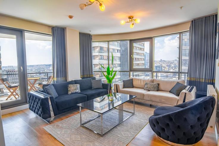 Salle de séjour élégante avec mobilier moderne dans un appartement à Building 1498. Sokak - ipmhomes - 1335828 à Bağcılar, İstanbul