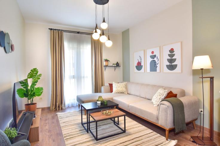 Elegante sala de estar con mobiliario moderno en un apartamento en Building Taşocağı Yolu Caddesi - ipmhomes - 1335821 en Bağcılar, İstanbul