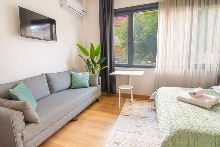 Elegant gestaltetes Wohnzimmer mit moderner Einrichtung in einer Wohnung im Building Boğazkesen Caddesi - ipmhomes - 1335853 in Beyoğlu, İstanbul