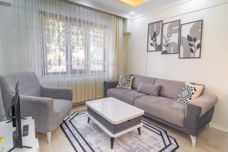 Salle de séjour élégante avec mobilier moderne dans un appartement à Building Görgülü Sokak - ipmhomes - 1502869 à Beylikdüzü, İstanbul