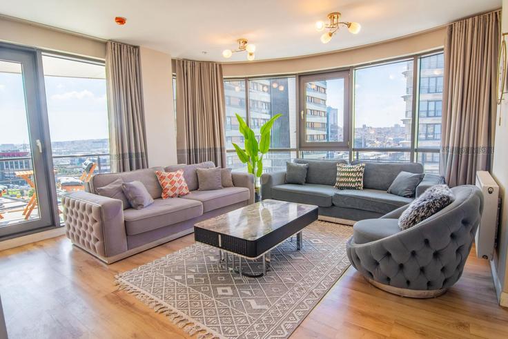 Salle de séjour élégante avec mobilier moderne dans un appartement à Building 1498. Sokak - ipmhomes - 1335817 à Bağcılar, İstanbul