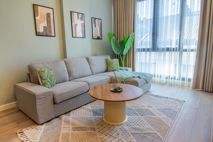 Salle de séjour élégante avec mobilier moderne dans un appartement à Building Çobanoğlu Sokak - ipmhomes - 1335859 à Şişli, İstanbul