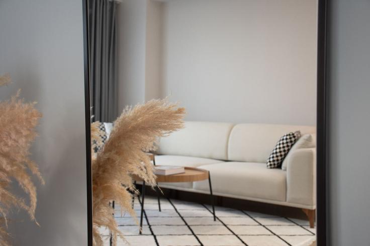 Building Sakin Caddesi - ipmhomes - 1335791 adresindeki bir dairede modern mobilyalarla zarif bir şekilde tasarlanmış oturma odası Eyüpsultan, İstanbul